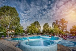 Bazén v ubytování Club Dobogómajor superior nebo v jeho okolí