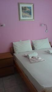 Postel nebo postele na pokoji v ubytování LICHNOS Babis Taverna & Rooms