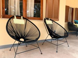 two black chairs sitting next to a wall at Casa Coromines in Alcudia