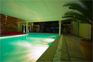 una piscina con luces en una casa en Thermes Oppidum, en Theux