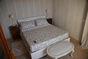 Un pat sau paturi într-o cameră la Le Stanze del Borgo