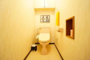 La salle de bains est pourvue de toilettes blanches. dans l'établissement Takayama - House / Vacation STAY 34422, à Takayama