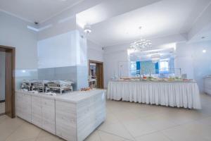 Kuchyňa alebo kuchynka v ubytovaní Hotel Cesarskie Ogrody
