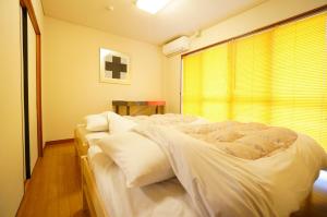 1 dormitorio con 2 camas y ventana en Takayama - House / Vacation STAY 34422, en Takayama