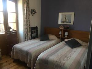 a bedroom with two beds and a window at Entre Pays Basque et Béarn in Lahontan