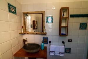 La salle de bains est pourvue d'un lavabo et d'un miroir. dans l'établissement Casa Ruvidi, à Terranuova Bracciolini
