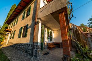 an outside view of a house with green shutters at Casa Ruvidi in Terranuova Bracciolini