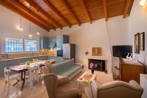 cocina y sala de estar con sofá y mesa en Kiko, the Coastline house, en Káto Achaḯa