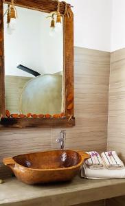 ナウサにあるCasa Lea Parosのバスルーム(鏡付きの木製洗面台付)