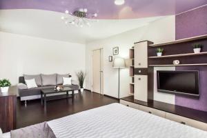 トリヤッチにあるNeptune Bath Apartment SUTKI LIFEの広いリビングルーム(ソファ、テレビ付)