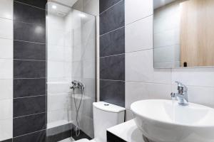 A bathroom at Nafsika Villas