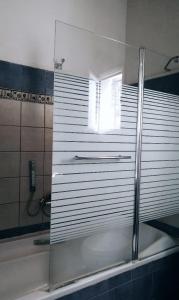 マラティアスにあるVilla Thanosの窓付きのバスルーム(ガラス張りのシャワー付)
