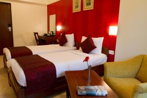Postel nebo postele na pokoji v ubytování 7 Apple Hotel Pimpri Pune