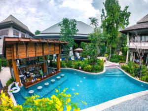 una imagen de una piscina en un complejo en Chaweng Garden Beach Resort - SHA Plus en Chaweng Beach