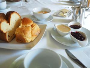 una mesa con platos de pan y tazones de Dips en Hameau de La Landrière à 3 min du Puy du Fou en Saint-Malo-du-Bois