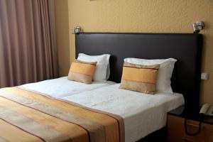 a bed with a white comforter and pillows at Hotel Malaposta in Porto