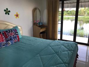 una camera con letto e vista sul lago di goodluck resort@phayao a Phayao
