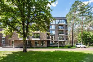 德鲁斯基宁凯FoRest Apartments的一栋建筑前停着一辆车