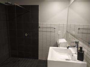 A bathroom at Glenelg Gateway Apartments