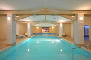 Bazén v ubytování Hotel Dworek nad Regą nebo v jeho okolí