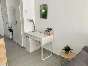 białe biurko z lampką na białej ścianie w obiekcie Apartamento Dreamplace w mieście Finestrat