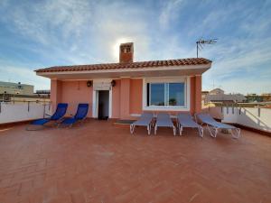 une terrasse avec des chaises et une table ainsi qu'une maison dans l'établissement House Mare Nostrum, à Moncofa