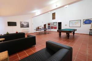 Habitación con sofás y mesa de ping pong. en Monte da Graça en Elvas