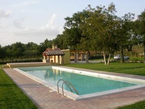 una piscina en un patio con cenador en Casavacanze Sant'Eugenia, en Attigliano