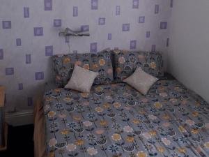 ブラックプールにあるBelroy Hotelのベッドルーム1室(花の飾られたベッド1台付)