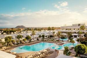 una vista aérea de la piscina del resort en Playa Park Zensation, en Corralejo