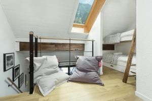 Habitación con litera y 2 almohadas en Apartment Midi Loft - A Central Chamonix Mountain Haven, en Chamonix-Mont-Blanc