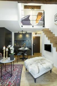 een slaapkamer met een bed en een eetkamer bij Apartment Midi Loft in Chamonix-Mont-Blanc