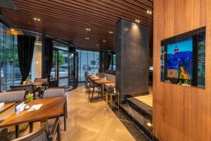 A television and/or entertainment centre at Opale Hotel