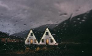 een uitzicht op een huis in de regen bij Twins Achkhoti in Kazbegi