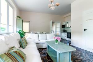 a living room with a white couch and a table at BeeApartments Żywiecka 49 in Nowy Sącz