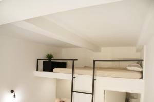 昂蒂布的住宿－STUDIO VIEIL ANTIBES Marché Provençal，白色客房内的一间卧室配有一张双层床
