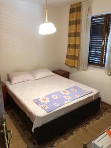 Un dormitorio con una cama con una manta azul. en Guest House Plima 2, en Budva