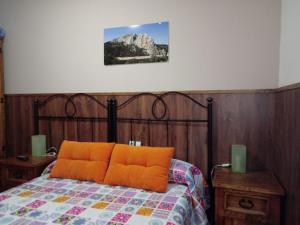 Giường trong phòng chung tại Casa Rural Al-Mofrag y Apartamentos El Mirador de Monfragüe