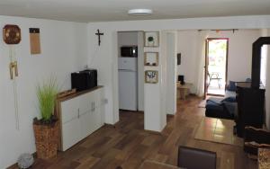 una sala de estar con una cruz en la pared en Zidanica Lan, en Lendava