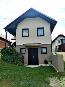 uma casa com uma porta preta em Zidanica Lan em Lendava