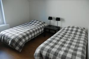 two beds sitting next to each other in a room at Haus Johannes in Deudesfeld