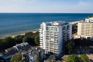 una vista aérea de un edificio situado junto a la playa en Apartamenty Promenada Gwiazd 28 - visitopl, en Międzyzdroje