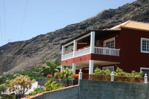 una casa con una colina en el fondo en Complejo Solymar, en Puerto Naos