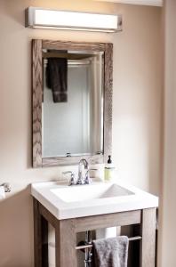 bagno con lavandino bianco e specchio di The Loft a Granville