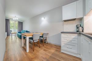 Kuchyňa alebo kuchynka v ubytovaní Apartamenty Cypel Helski