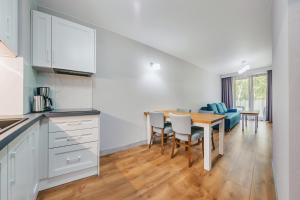Kuchyňa alebo kuchynka v ubytovaní Apartamenty Cypel Helski