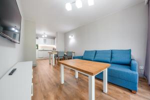 Televízia a/alebo spoločenská miestnosť v ubytovaní Apartamenty Cypel Helski