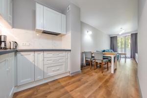 Kuchyňa alebo kuchynka v ubytovaní Apartamenty Cypel Helski
