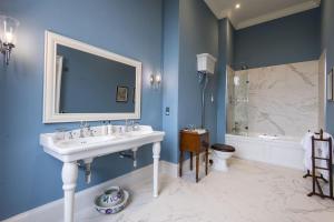 uma casa de banho com um lavatório, um WC e um espelho. em The Earl & Countess at Thirlestane Castle em Lauder