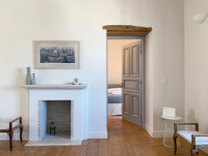 a living room with a fireplace and a door at Averto Avali in Gaios